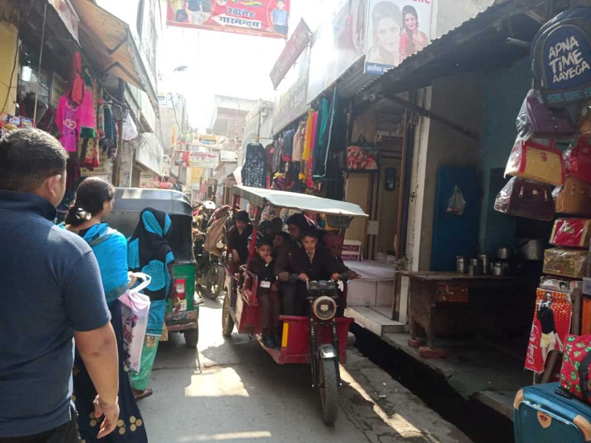 साप्ताहिक बंदी : बाजारों में नहीं दिखा निर्देशों का असर, बंदी के दिन भी खुले रहे बाजार